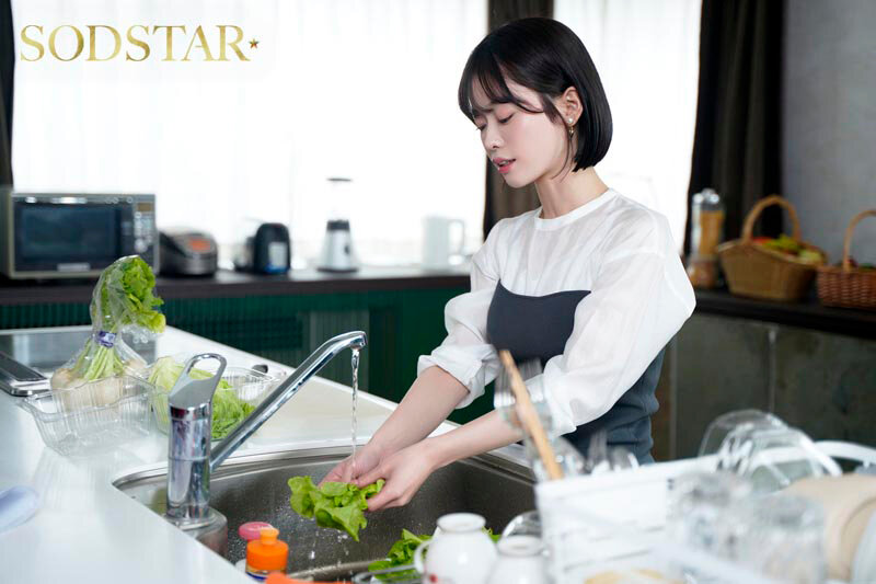 遠征中NTR サッカー選手の美人嫁がチー牛義兄にこっそり種付けされていたワンシーズン MINAMO 2枚目