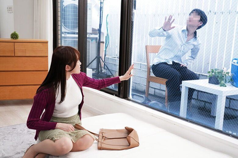 一般男女モニタリングAV マジックミラーの向こうにはキスをしてくれない旦那！愛する旦那とはご無沙汰な人妻がどんどん過激になる10種類の濃厚ディープキス体験！年下青年とのベロチューで久しぶりにオマ○コが熱くトロけた奥様は初めてのキスまみれセックスで連続中出し！ 2枚目