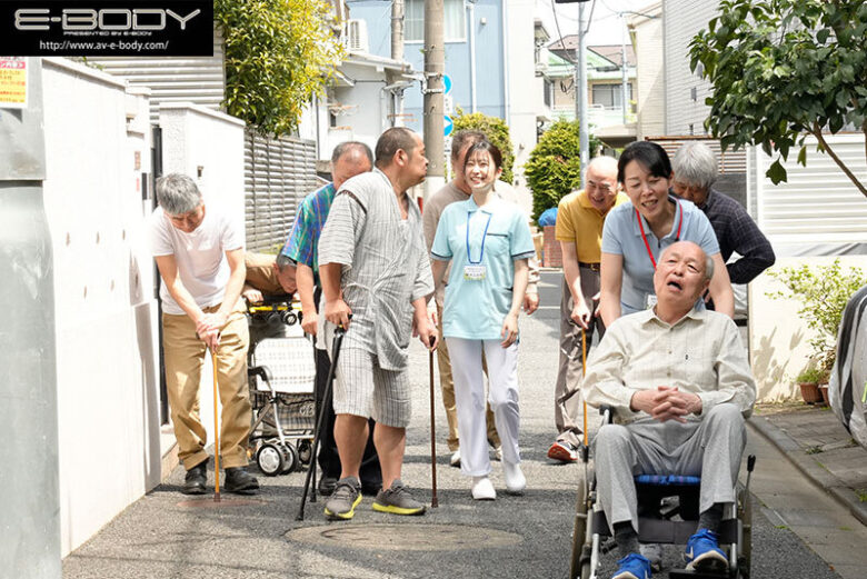 優しくて断れない人妻介護士は 真っ白な女体を高齢者に貪られ… 濃厚こってり計16P乱交 柏木ふみか 10枚目