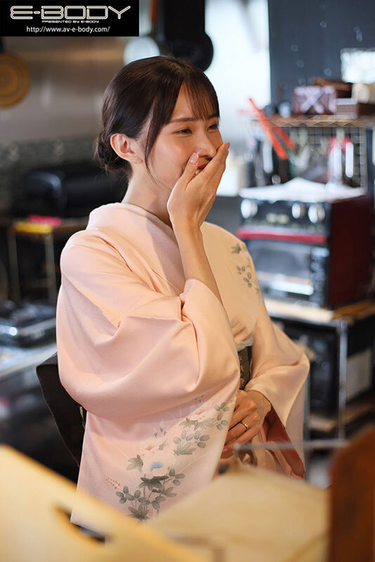 お客様には決して見せない、着物で隠れた純白Gカップと淫らな人妻セックス 料亭の美人女将 佐野秋帆（28）AVデビュー 2枚目