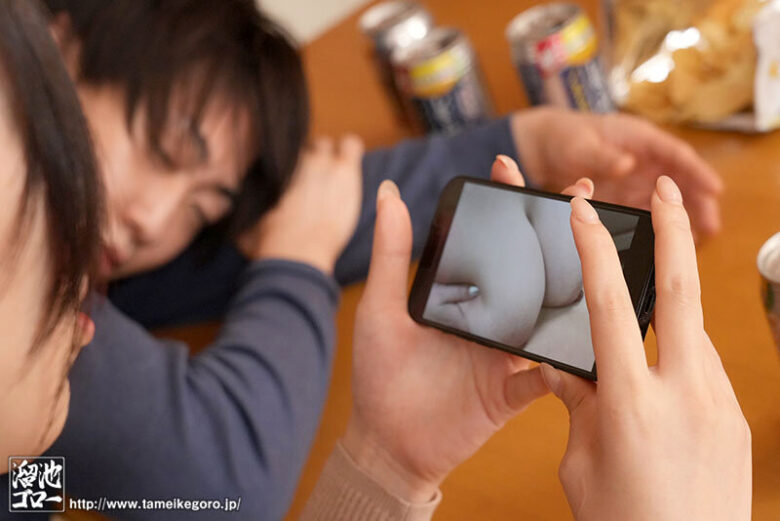 カノジョ以外の巨乳で浮気しまくっていたら彼女のお母さんがブチ切れお仕置き!怒りの見下しパイズリ挟射 佐山愛 1枚目