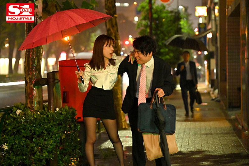 「普段は真面目なのに…」 酔うとキス魔、ハメると失禁、泥●ビショ濡れビッチになっちゃう人妻上司と体液まみれのホテル2次会 奥田咲 1枚目